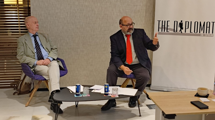 Ignacio Rodríguez Burgos, durante su intervención, con el director adjunto de The Diplomat, Alberto Rubio, a la izquierda./ Fotoso: JDL