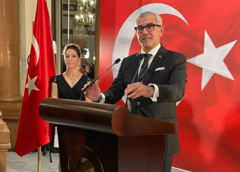 El embajador Burak Akçapar se dirige a los invitados./ Fotos: AR