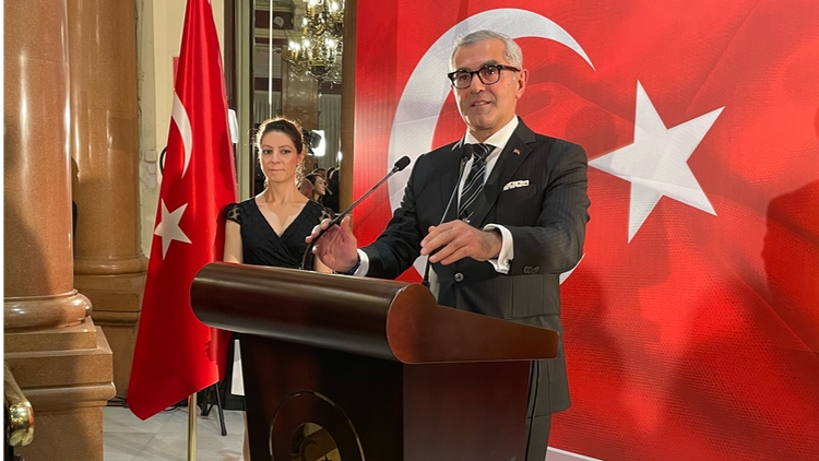 El embajador Burak Akçapar se dirige a los invitados./ Fotos: AR