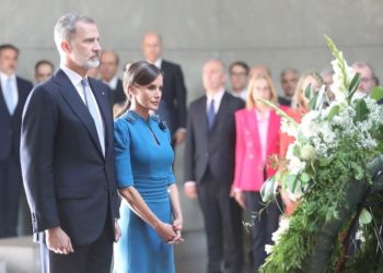 Philip V and Letizia during the tribute to the victims of war and tyranny. / Photo: Casa Real
