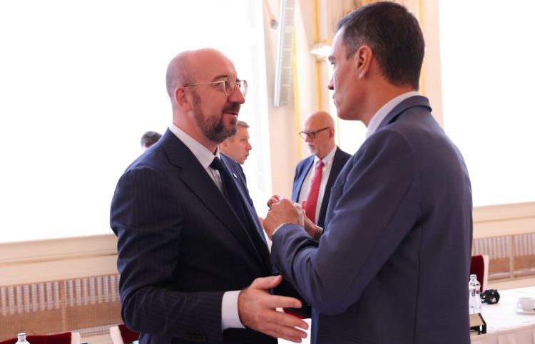 Sánchez conversa con el presidente del Consejo Europeo, Charles Michel. / Foto: UE