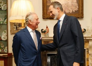 Carlos III y Felipe VI conversan durante su encuentro privado ayer en Clarence House./ Foto: Casa de SM el Rey