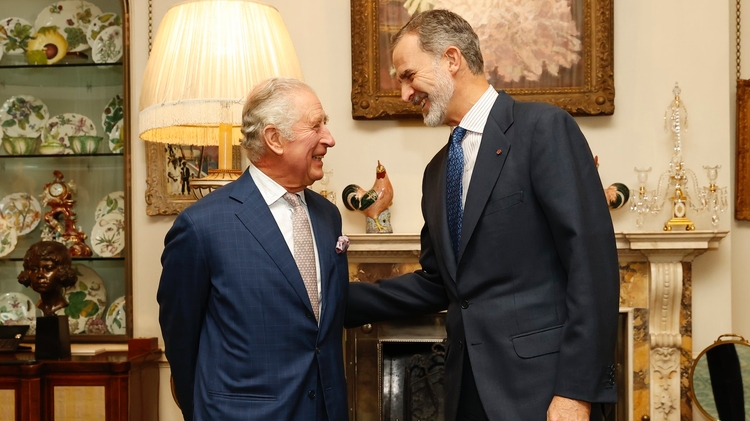Charles III and Felipe VI converse during their private meeting yesterday at Clarence House / Photo: Casa de SM el Rey