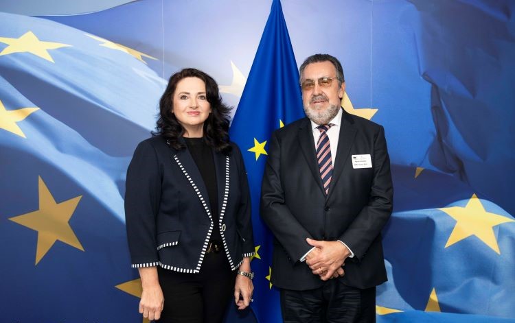 Helena Dalli y Miguel Carballeda. / Foto: Comisión Europea