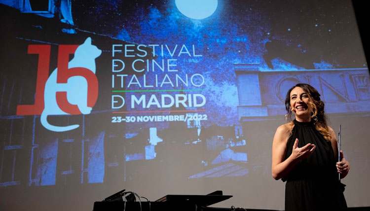 Marialuisa Pappalardo, directora del Instituto Italiano de Cultura, fue la anfitriona de la velada y presentó la programación. /Foto: Embajada de Italia.