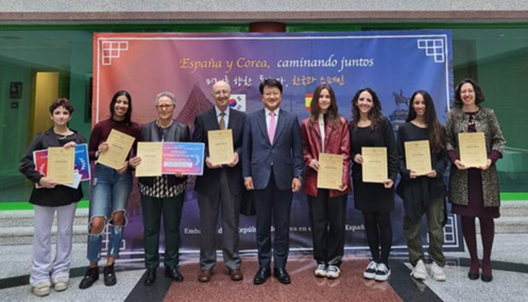 Korean Ambassador Park Sang-hoon with the winners /Photo: Korean Embassy.