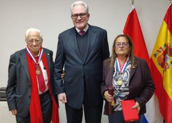 El embajador Ricardo Scavone, con el Padre Ángel y Maria del Carmen Hidalgo./ Fotos: Cortesía de la Embajada de Paraguay