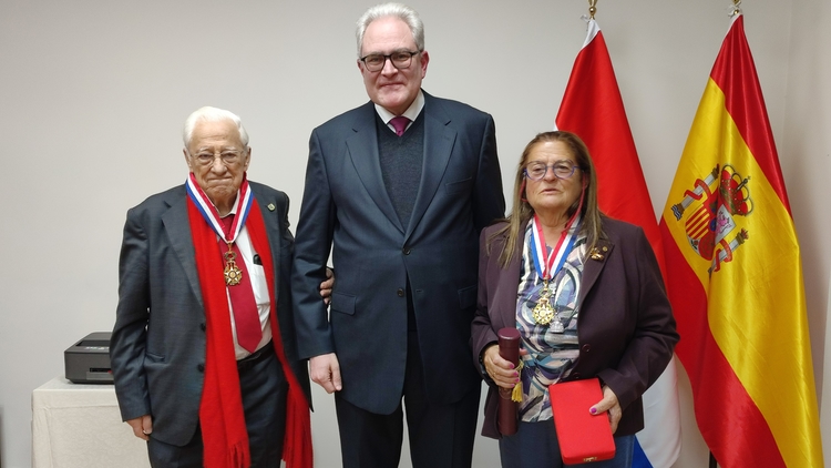 El embajador Ricardo Scavone, con el Padre Ángel y Maria del Carmen Hidalgo./ Fotos: Cortesía de la Embajada de Paraguay