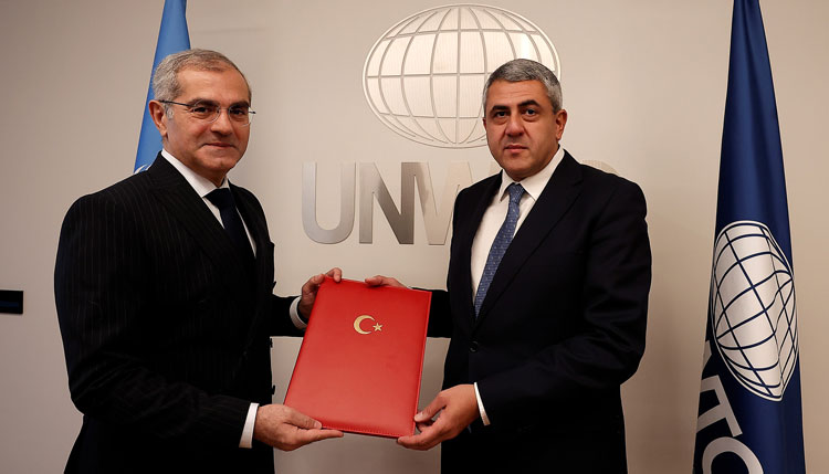 El Secretario General de la OMT, Zurab Pololikashvili, recibe del embajador de Turquía,