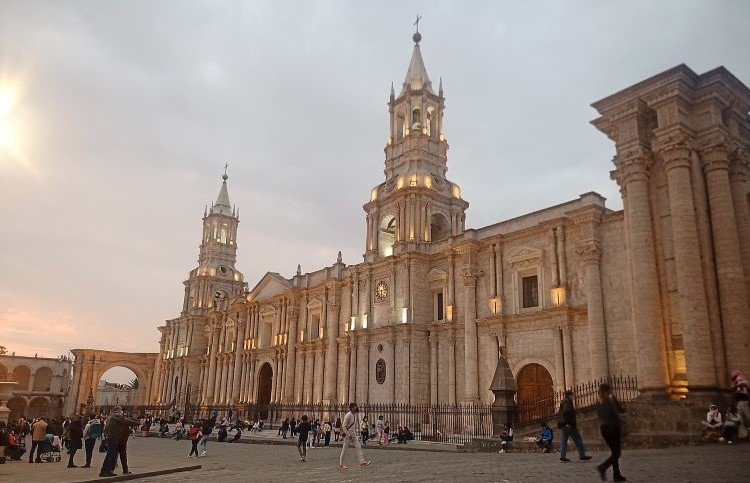 Basilica Cathedral of Arequipa / Photo: Ludelmal, CC BY-SA 4.0, commons.wikimedia