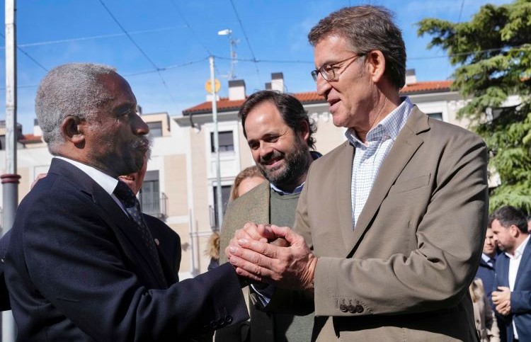 Engonga Ondo conversa con Feijóo junto al líder del PP regional, Paco Núñez. / Foto: PP