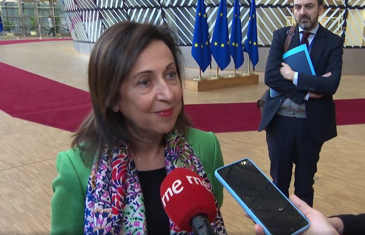 Robles attends to the media upon her arrival at the Council. / Photo: EU