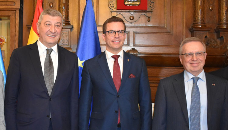 From left to right: the ambassador of Azerbaijan, Ramiz Hasanov; the president of the Centro Riojano, Jose Antonio Rupérez, and the ambassador of Kazakhstan, Zhigalov Konstantin /Photo: Embassy of Azerbaijan.