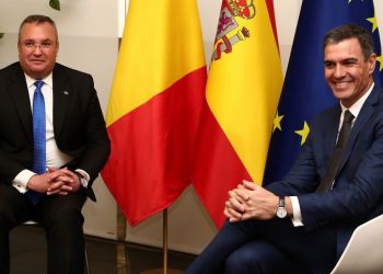 Pedro Sánchez y el primer ministro de Rumanía durante su reunión. / Foto: Pool Moncloa/Fernando Calvo
