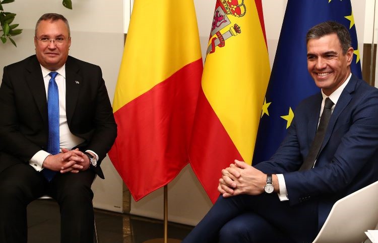 Pedro Sánchez y el primer ministro de Rumanía durante su reunión. / Foto: Pool Moncloa/Fernando Calvo