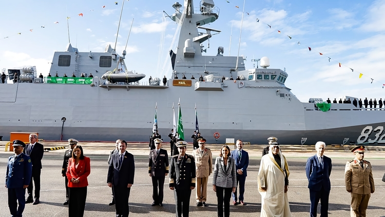 Saudi and Spanish authorities pose in front of the frigate 'Hail'./ Photos: Navantia