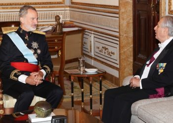El embajador Óscar Maúrtua conversa con Felipe VI tras presentar sus Cartas Credenciales el pasado 23 de septiembre./ Foto: Casa de SM el Rey