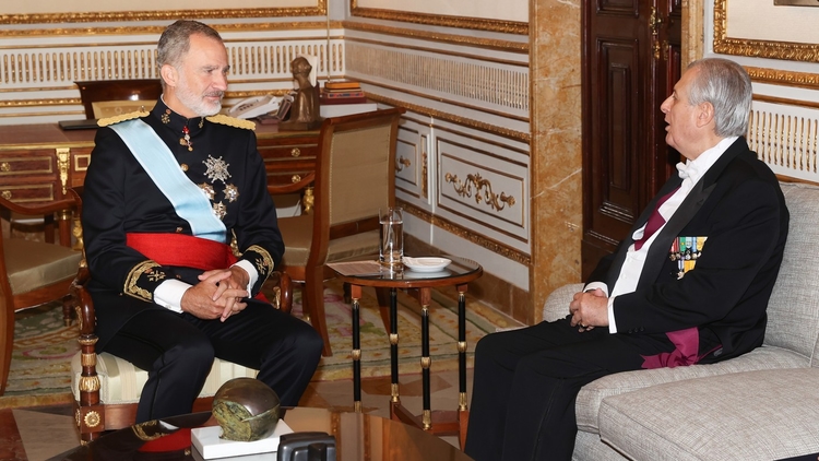 El embajador Óscar Maúrtua conversa con Felipe VI tras presentar sus Cartas Credenciales el pasado 23 de septiembre./ Foto: Casa de SM el Rey