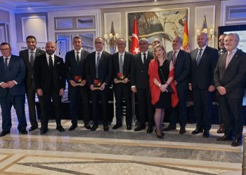 Los premiados con los miembros de la junta directiva de la Cámara Hispano-Turca.