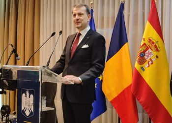 El embajador George Bologan se dirige a los invitados./ Fotos: JDL
