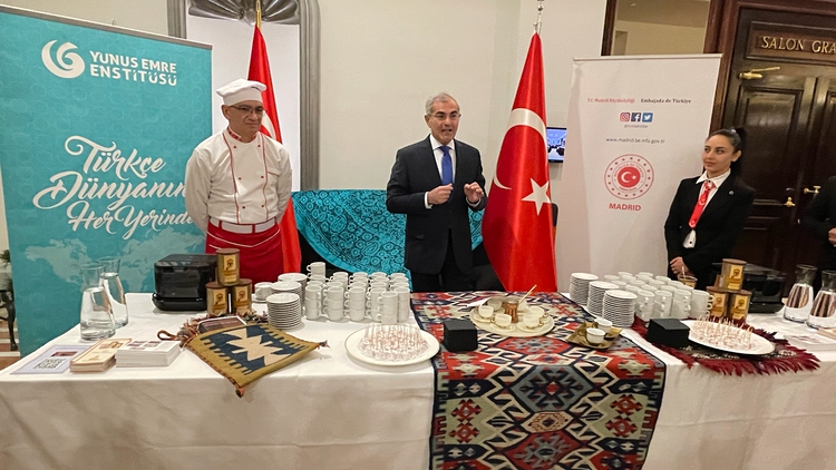 El embajador Burak Akçapar se dirige a los invitados a la cata./ Foto: AR