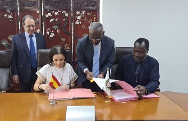 El embajador asiste a la firma del acuerdo en Abuja. / Foto: AECID