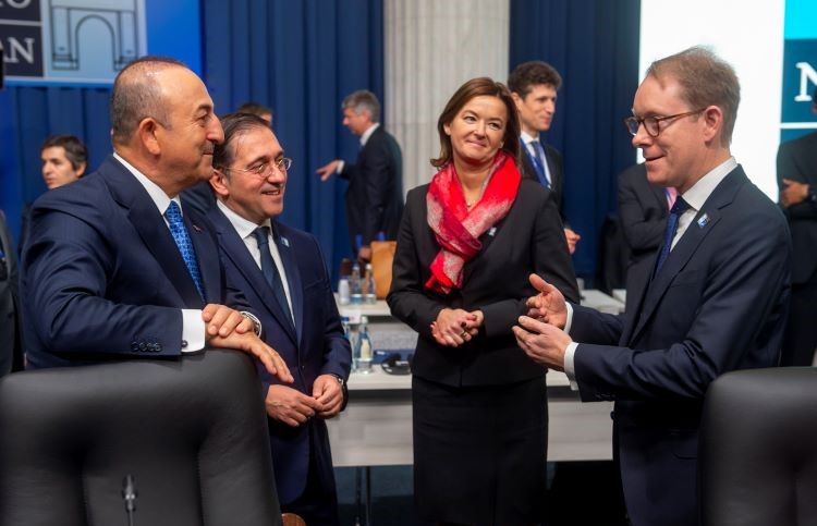 Albares in relaxed conversation with his counterparts from Turkey, Slovenia and Sweden / Photo: NATO