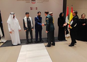 Los miembros de la Embajada de Emiratos reciben a los invitados.
