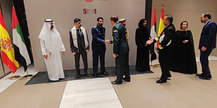 Los miembros de la Embajada de Emiratos reciben a los invitados./ Fotos: JDL