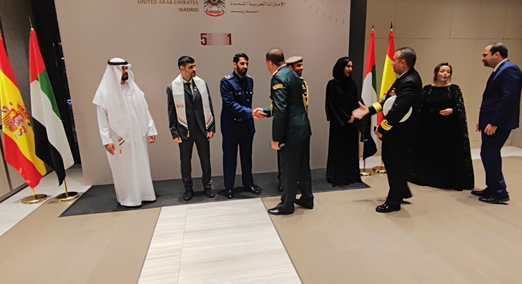 Los miembros de la Embajada de Emiratos reciben a los invitados.
