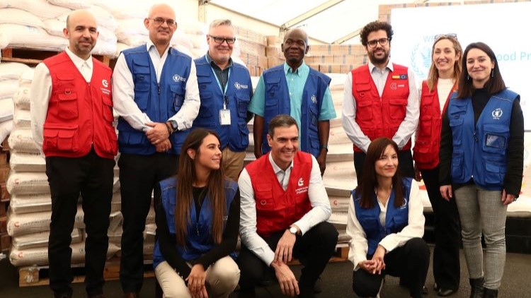 Pedro Sánchez with WFP logistics base managers and collaborators. / Photo: Pool Moncloa/Fernando Calvo