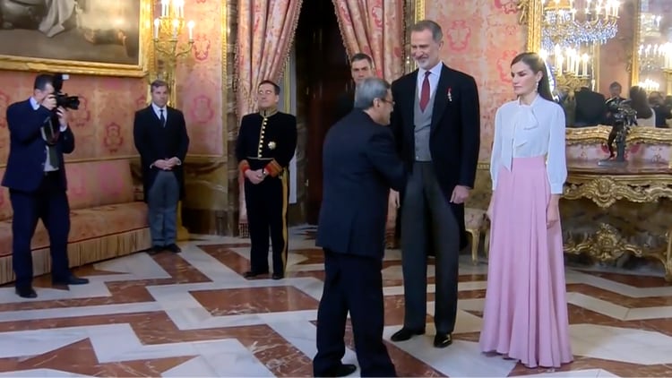 El embajador de Irán saluda a la Reina Letizia llevándose la mano al pecho.