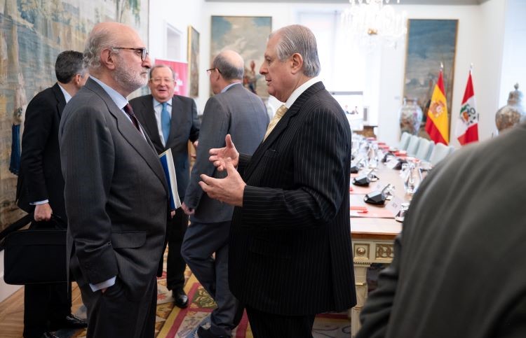 Fernández Trigo conversa con Maúrtua antes de la reunión. / Foto: FCEP