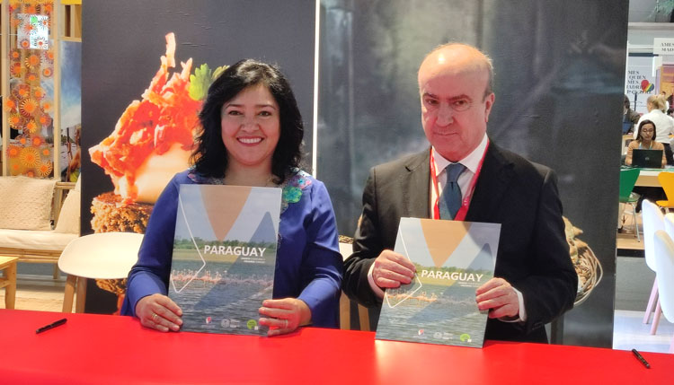 La ministra Sofía Montiel y Mariano Jabonero (OEI) firman el Convenio entre la OEI y Paraguay. /Foto: JDL.