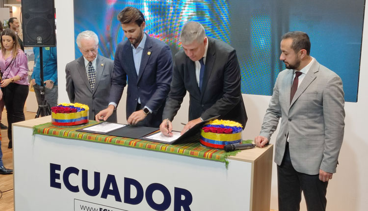 En presencia del embajador de Ecuador, Andrés Vallejo (primero por la izquierda), el ministro de Turismo ecuatoriano, Niels Olsen, y el director de FITUR, José Vicente de los Mozos, firmaron el acuerdo para la Feria de 2024. /Fotos: JDL.