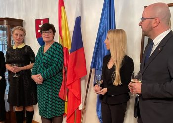 Juraj Tomaga se dirige a los invitados en presencia de su esposa y altos cargos de la Misión eslovaca en España./ Foto: AR