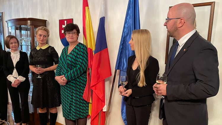 Juraj Tomaga se dirige a los invitados en presencia de su esposa y altos cargos de la Misión eslovaca en España./ Foto: AR