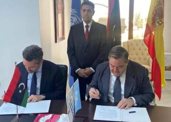 UNDP representative Marc-André Franche (left) and Spain's ambassador to Libya Javier García-Larrache sign the agreement./ Photo: @EmbEspLibya/Twtitter