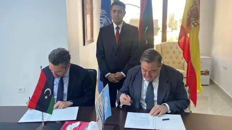 El representante del PNUD, Marc-André Franche (izq.) y el embajador de España en Libia, Javier García-Larrache, firman el acuerdo./ Foto: @EmbEspLibia/Twtitter