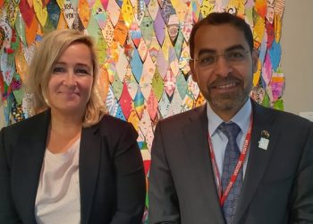 Tara Morton con el embajador de Emiratos Árabes en Wellington./ Foto: Twitter