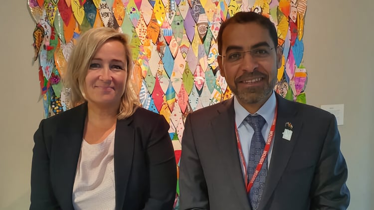 Tara Morton con el embajador de Emiratos Árabes en Wellington./ Foto: Twitter