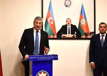 El embajador Ramiz Hasanov, junto al ministro de Turismo azerbaiyano,, Fuad Naguiyev. /Foto: Embajada de Azerbaiyán