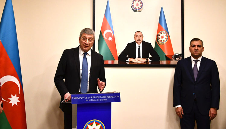 El embajador Ramiz Hasanov, junto al ministro de Turismo azerbaiyano,, Fuad Naguiyev. /Foto: Embajada de Azerbaiyán