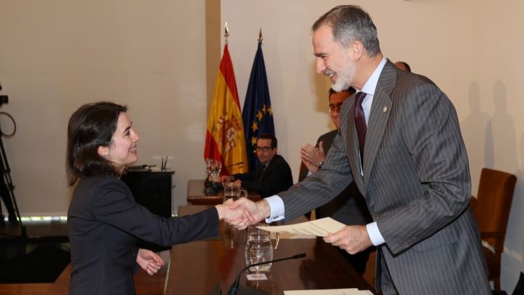 El Rey entrega el Despacho a Paloma Díaz Topete, número uno de la promoción. / Foto: Casa Real