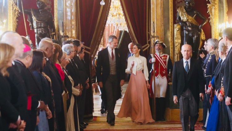 Los Reyes a su llegada al Salón del Trono. / Foto: Casa Real