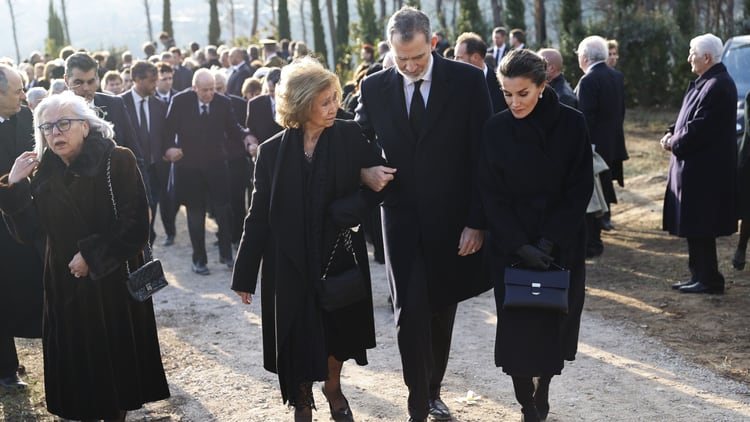 Los Reyes con Doña Sofía tras el entierro del Rey Constantino./ Foto: Casa de SM el Rey