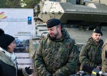 The minister observes the Leopard 2E of the Spanish contingent in Latvia / Photo: MDE