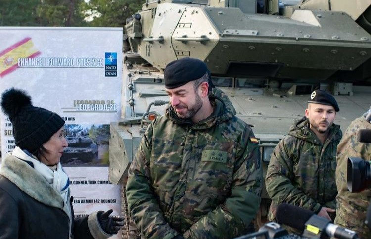 La ministra observa los Leopard 2E del contingente español en Letonia. / Foto: MDE
