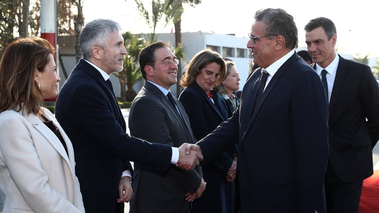 Los ministros españoles saludan al jefe del gobierno marroquí al inicio de la cumbre./ Foto: Pool Moncloa/Fernando Calvo