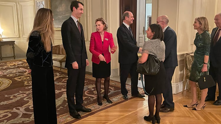 El embajador y su esposa reciben a los invitados./ Foto: AR